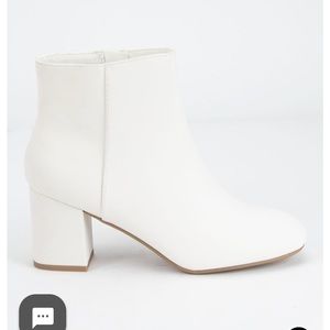 Women’s white boots